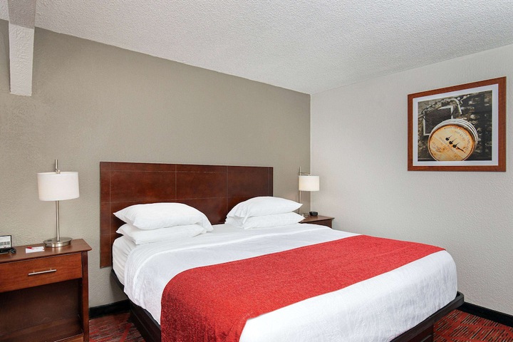 1 Queen Bed (2 of 14)