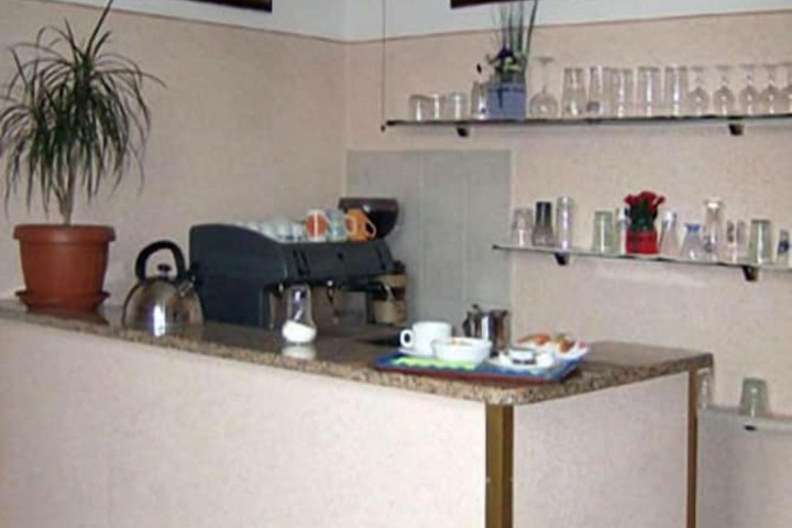 Lounge 9 of 13