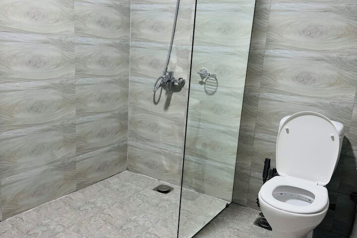 Room 6 of 121