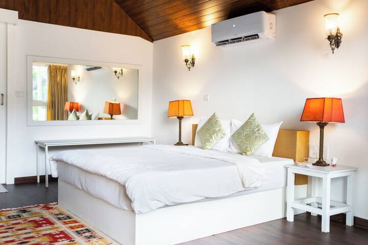 Room 4 of 32