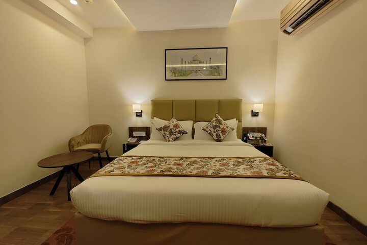 Room 6 of 33