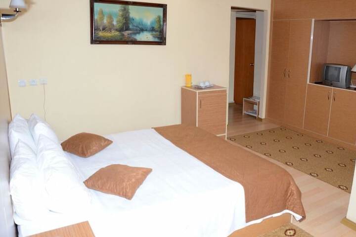 Room 8 of 34