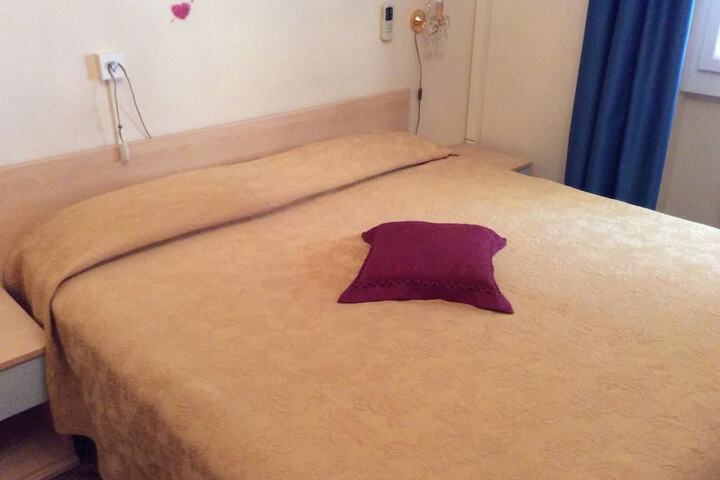 Room 6 of 10