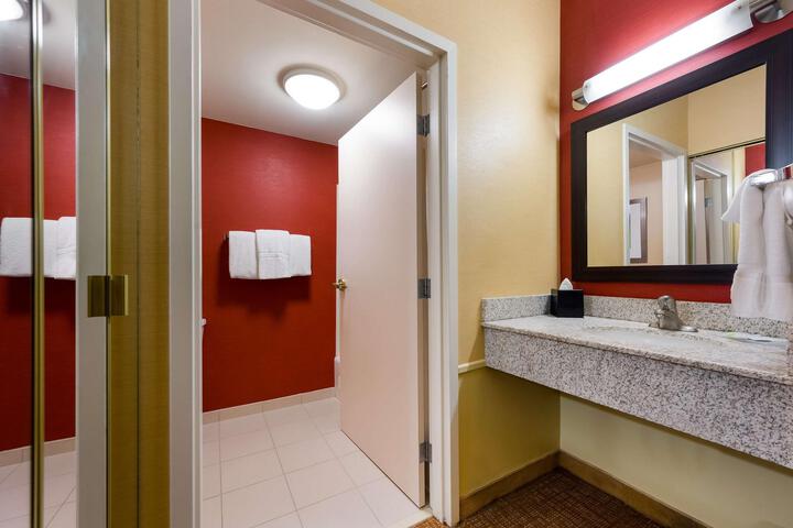 Guest Room King Bed Accessible (7 of 14)