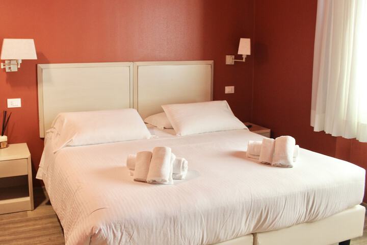 Room 5 of 16