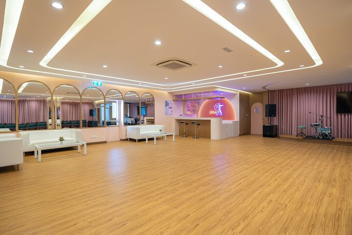 Ballroom/Hall 117 of 159