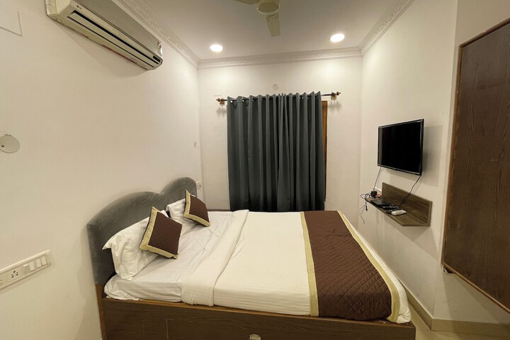 Room 6 of 30
