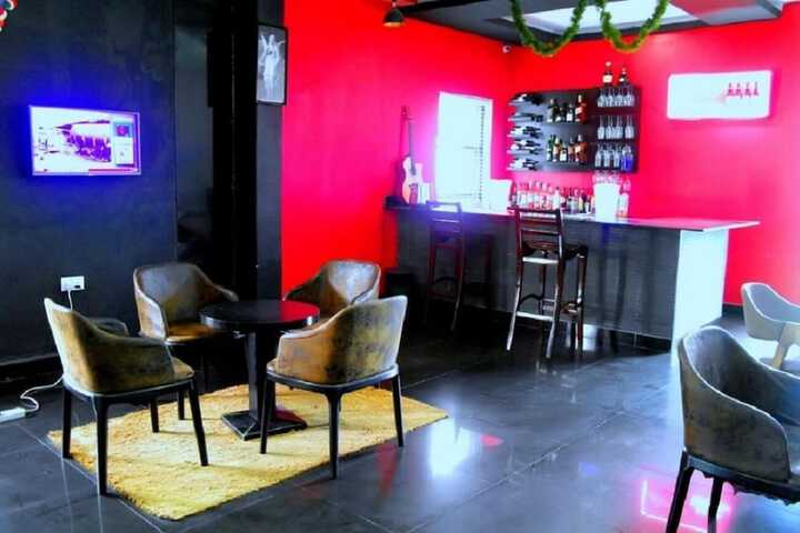 Lounge 23 of 29