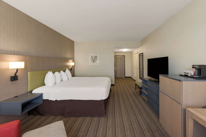 1 King Bed Accessible (24 of 36)
