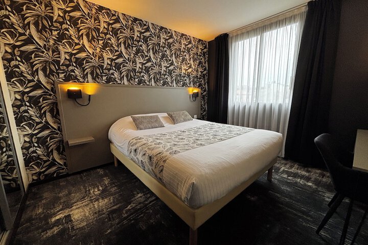 Room 32 of 76