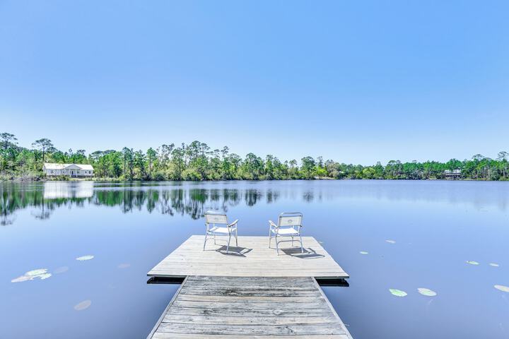 Lovely Carrabelle Home w / Lake Views & Pool Access