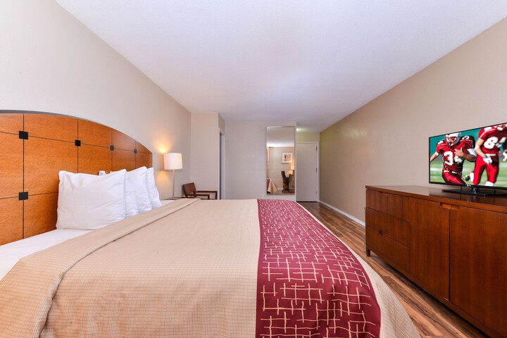 Business King Bed (1 of 13)