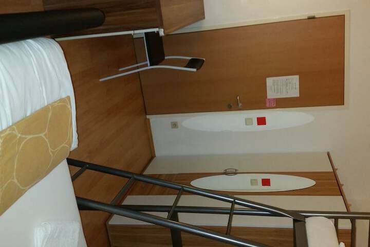Room 4 of 29