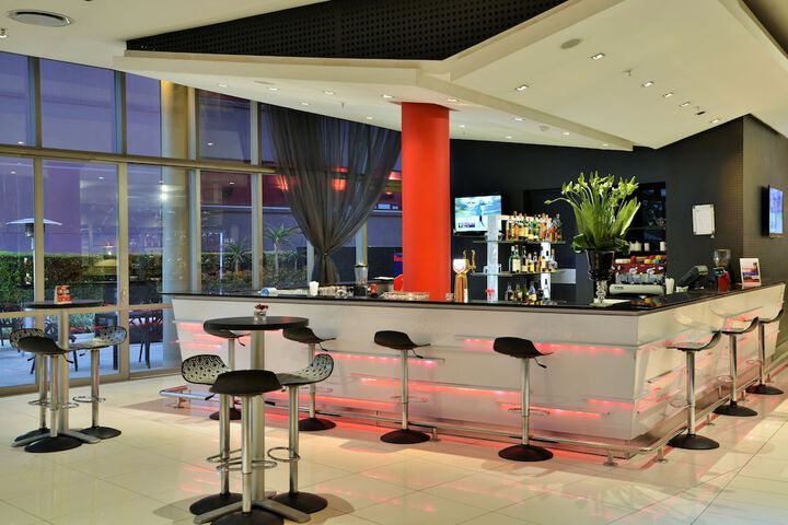 Lounge 33 of 47