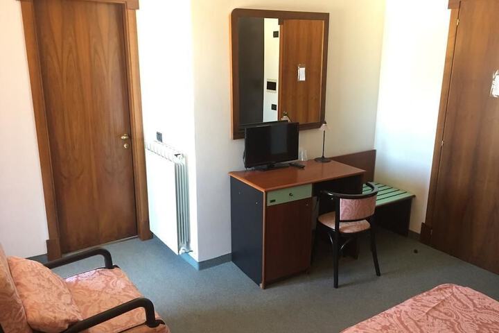 Room 9 of 18