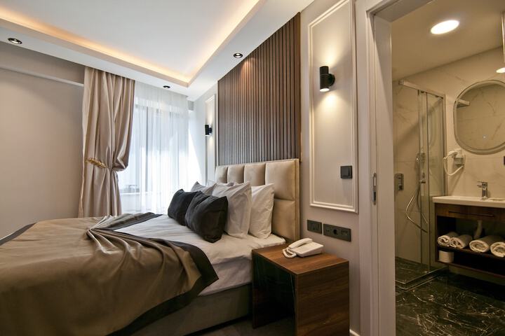 Room 12 of 76