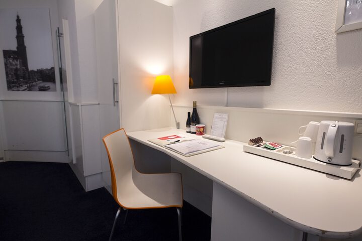 Room 42 of 60
