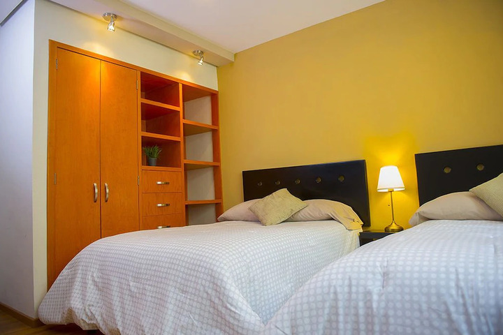 Room 5 of 9