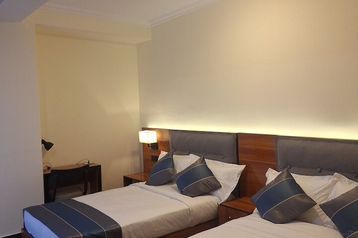 Room 5 of 9