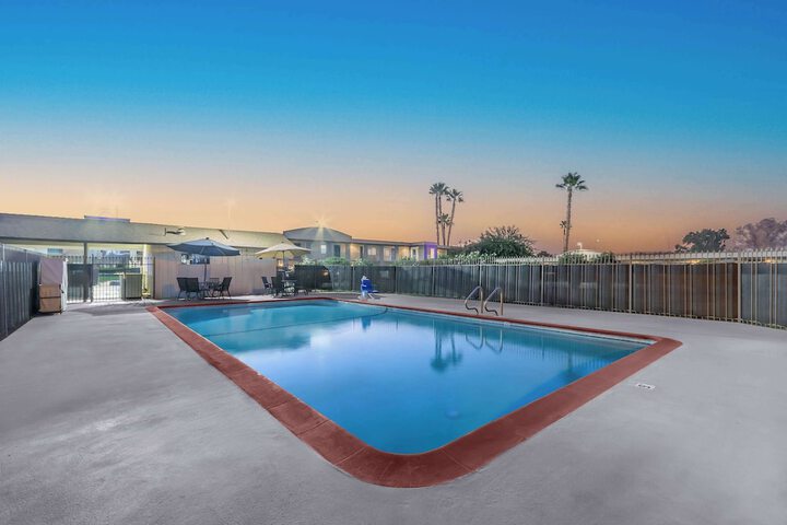 Pool 22 of 26