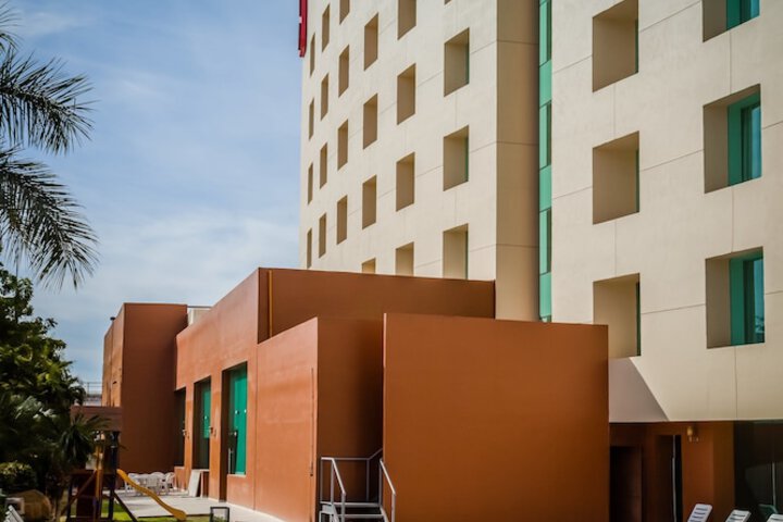 Hotel Pool