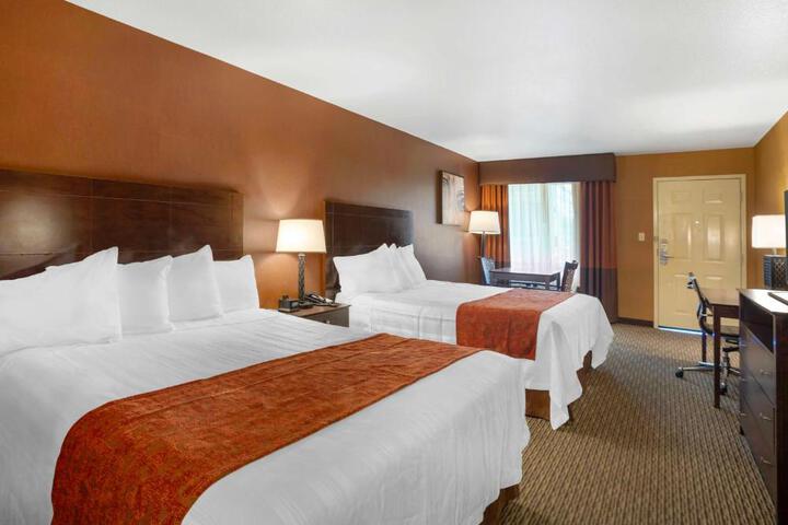 2 Queen Beds High Speed Internet Accessible Microwave and Refrigerator, Coffee Maker Iron and Ironing Board Hairdryer Continental Breakfast (8 of 8)