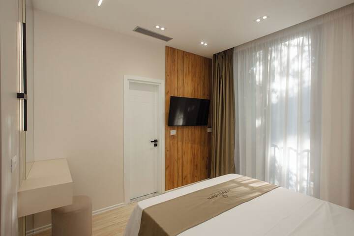 Room 6 of 16
