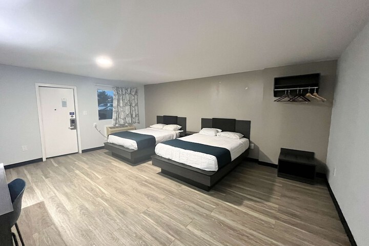 1 Queen Bed Micfridge (11 of 12)