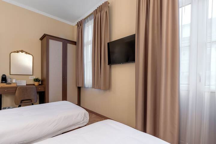 Room 22 of 115