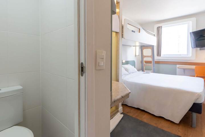 Room 32 of 74