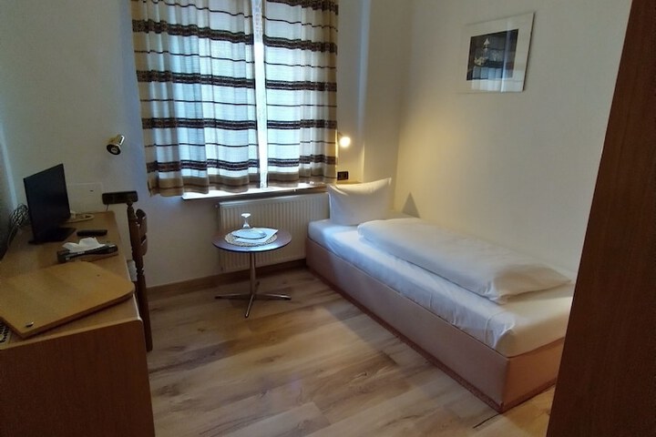 Room 27 of 71