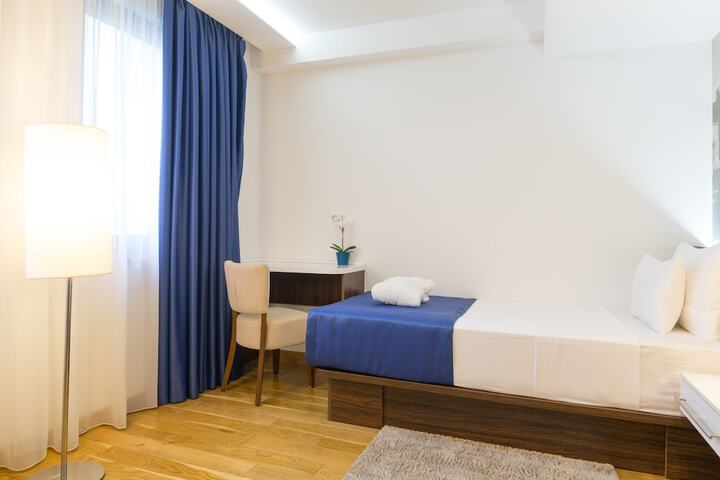 Room 4 of 36