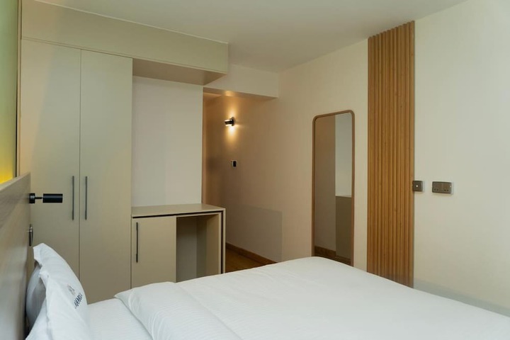 Room 8 of 16