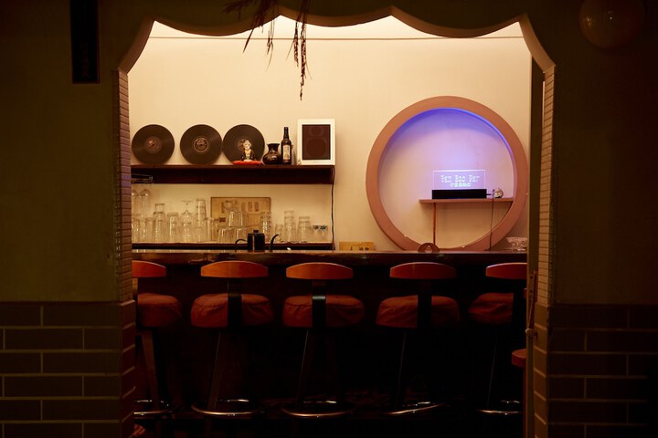 Lounge 27 of 39