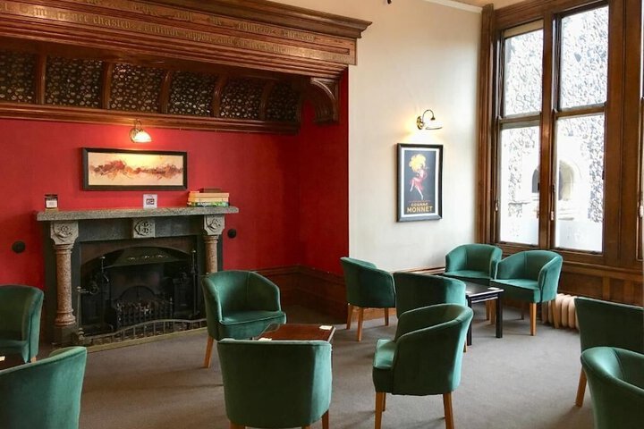 Lounge 70 of 109