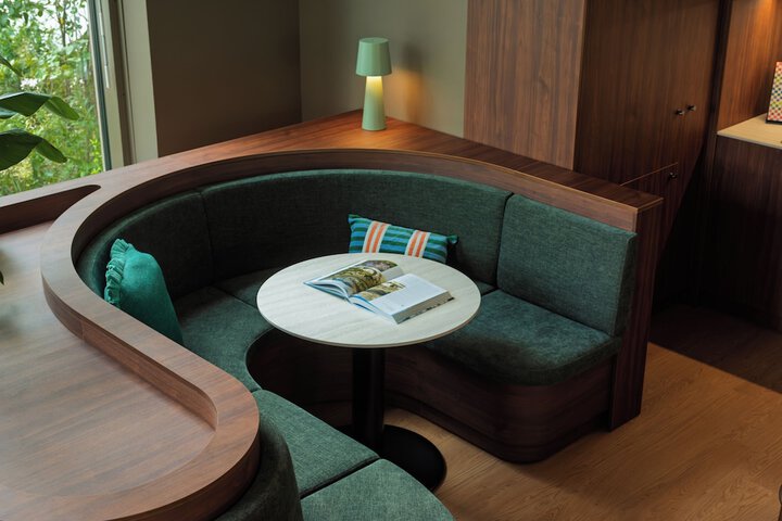 Lounge 35 of 40