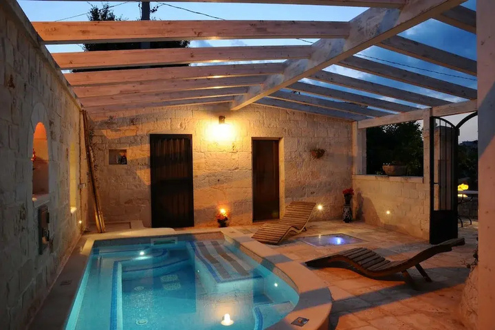 Pool 12 of 21