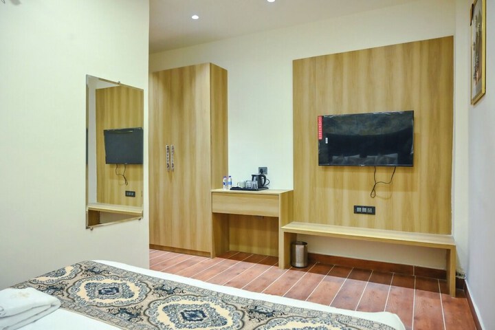 Room 9 of 13