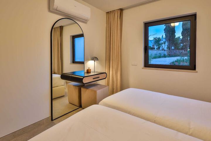 Room 2 of 53