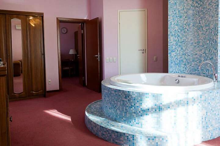 Room 12 of 118