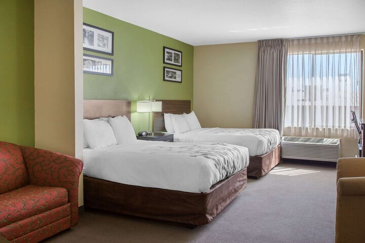 1 Queen Bed (12 of 21)