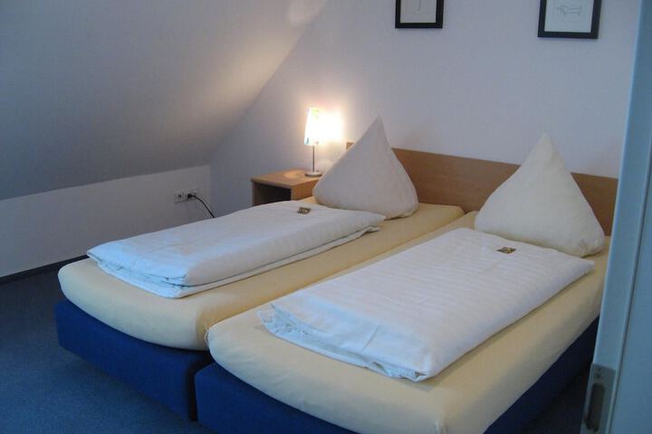 Room 6 of 17