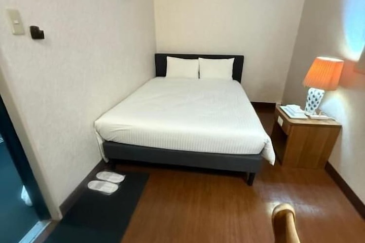 Room 5 of 16
