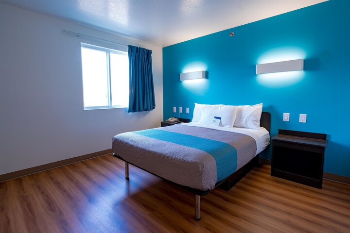 Queen Room Disability Accessible (6 of 23)