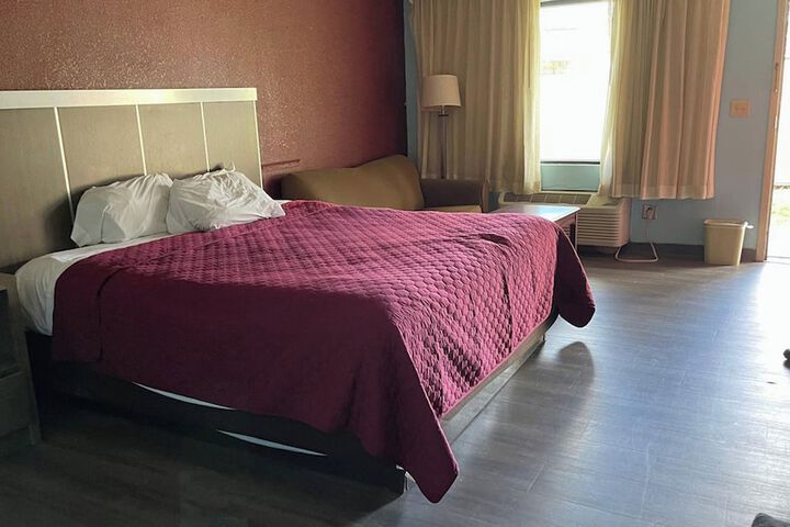 1 King Bed (2 of 9)