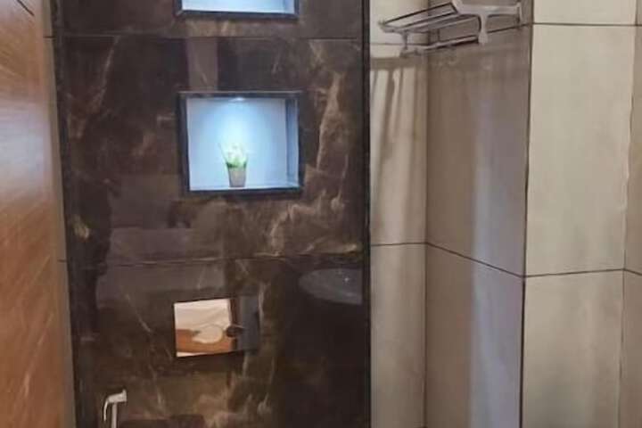 Room 6 of 7
