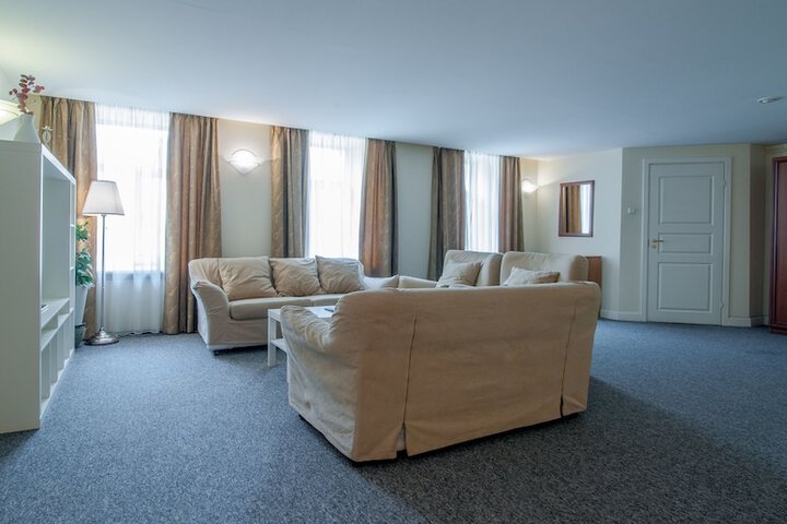 Room 28 of 40