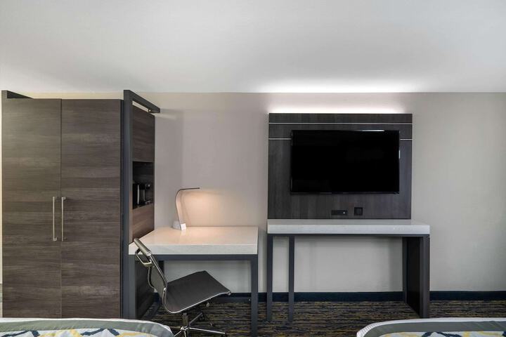 2 Queen Beds (8 of 11)