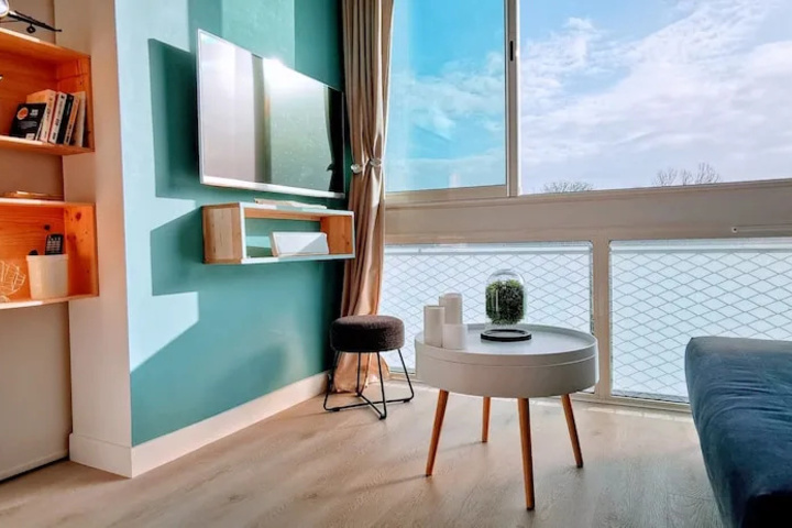 Room 2 of 10