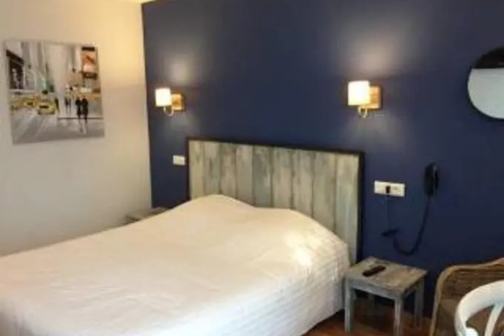 Room 6 of 10